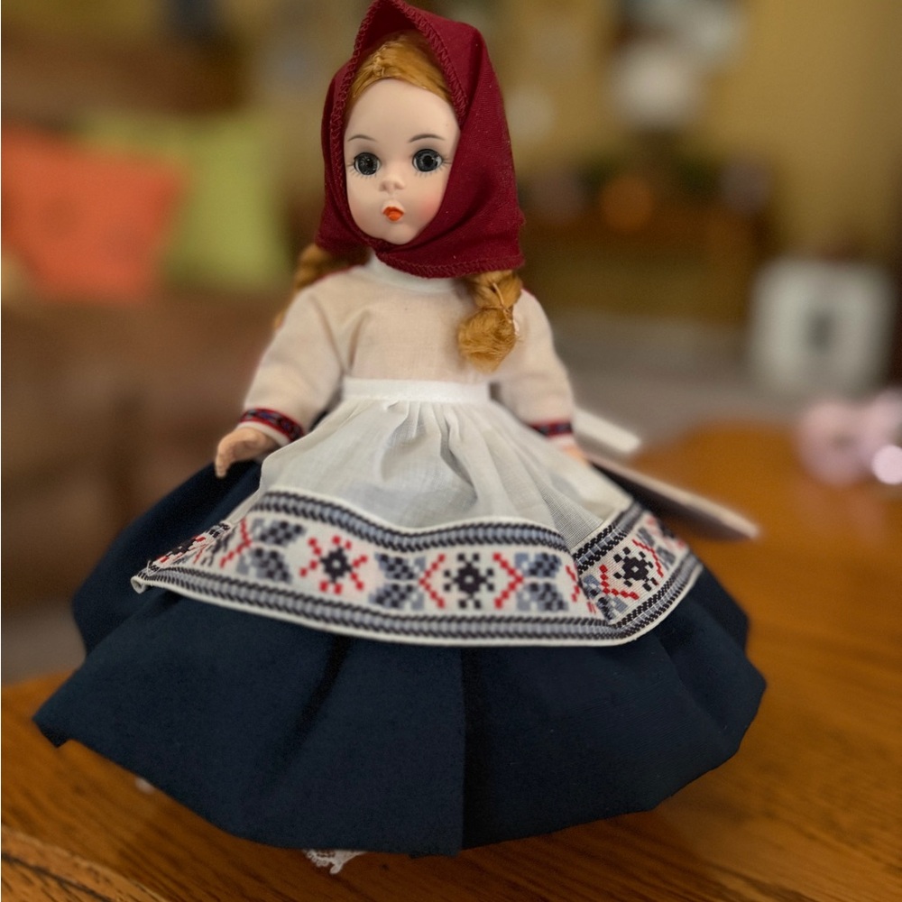 Vintage Madame Alexander miniature showcase Russia #548 8” in Original Box